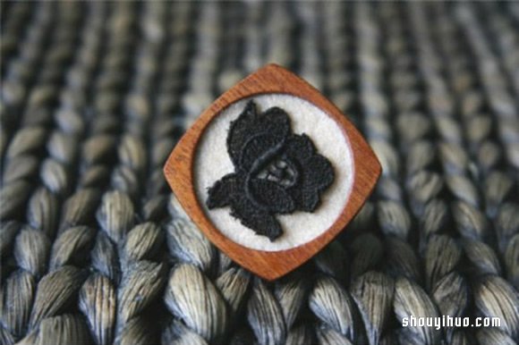 特色刺繡小飾品 將手工刺繡與小木塊結(jié)合 -  rpnrmr.com