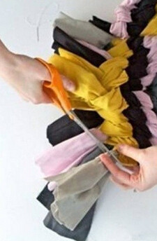 舊衣服/布條利用 手工編織漂亮地毯的步驟 -  rpnrmr.com
