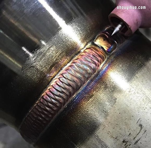利用焊接工藝在金屬管上燒出一圈魔幻彩虹 -  rpnrmr.com