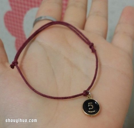 超簡(jiǎn)單吊飾手環(huán)DIY！只要打2個(gè)結(jié)就完成咯！ -  rpnrmr.com