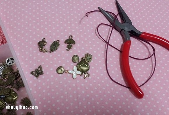 超簡(jiǎn)單吊飾手環(huán)DIY！只要打2個(gè)結(jié)就完成咯！ -  rpnrmr.com