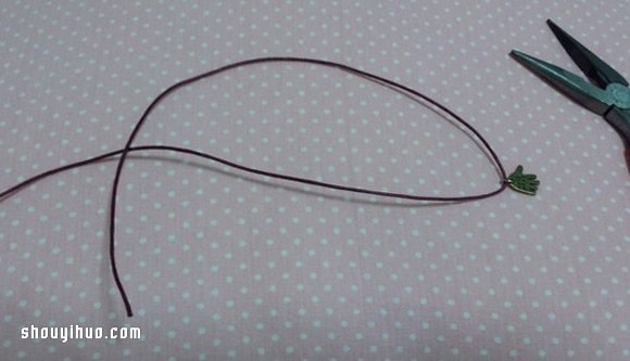 超簡(jiǎn)單吊飾手環(huán)DIY！只要打2個(gè)結(jié)就完成咯！ -  rpnrmr.com