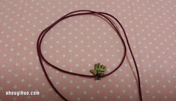 超簡(jiǎn)單吊飾手環(huán)DIY！只要打2個(gè)結(jié)就完成咯！ -  rpnrmr.com