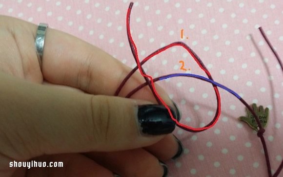 超簡(jiǎn)單吊飾手環(huán)DIY！只要打2個(gè)結(jié)就完成咯！ -  rpnrmr.com