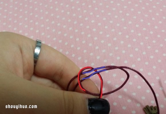 超簡(jiǎn)單吊飾手環(huán)DIY！只要打2個(gè)結(jié)就完成咯！ -  rpnrmr.com