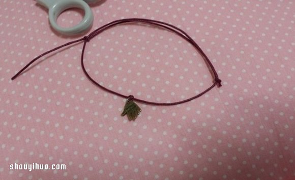 超簡(jiǎn)單吊飾手環(huán)DIY！只要打2個(gè)結(jié)就完成咯！ -  rpnrmr.com
