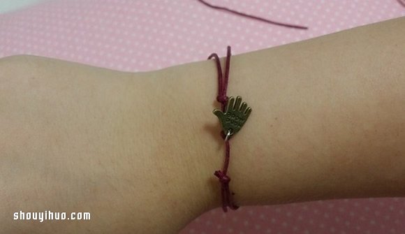 超簡(jiǎn)單吊飾手環(huán)DIY！只要打2個(gè)結(jié)就完成咯！ -  rpnrmr.com