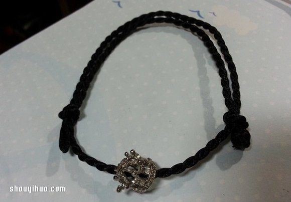 超簡(jiǎn)單吊飾手環(huán)DIY！只要打2個(gè)結(jié)就完成咯！ -  rpnrmr.com