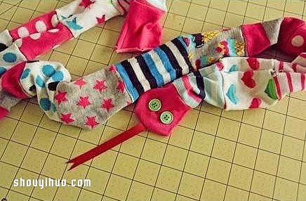 舊襪子做玩偶 親手給孩子DIY可愛的小蛇玩具 -  rpnrmr.com