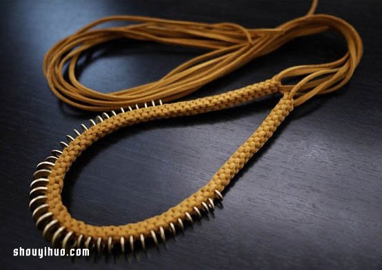 時尚大氣的皮革金屬片項(xiàng)鏈DIY手工制作圖解教程 -  rpnrmr.com