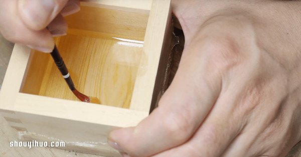可憐小金魚被透明樹脂封存？別哭，你再仔細(xì)看 -  rpnrmr.com