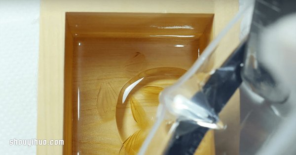 可憐小金魚被透明樹脂封存？別哭，你再仔細(xì)看 -  rpnrmr.com