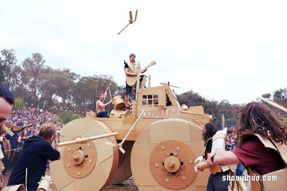 廢棄紙箱制作武器道具 開啟最“慘烈”紙箱大戰(zhàn) -  rpnrmr.com