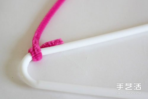 毛根簡單改造舊衣架 讓吊帶衣服不再滑落 -  rpnrmr.com