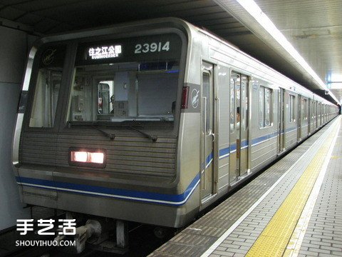 15萬3千6百顆電車車票打孔紙屑DIY的拼貼畫 -  rpnrmr.com