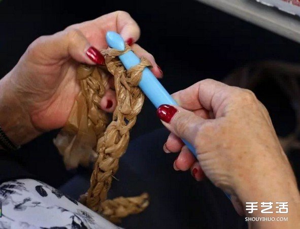 1000個(gè)塑料袋破壞地球？他們用雙手編織溫暖睡墊 -  rpnrmr.com