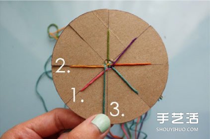 利用紙板編出漂亮手鏈?zhǔn)掷K的方法圖解教程 -  rpnrmr.com