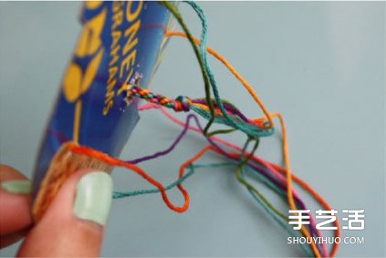 利用紙板編出漂亮手鏈?zhǔn)掷K的方法圖解教程 -  rpnrmr.com