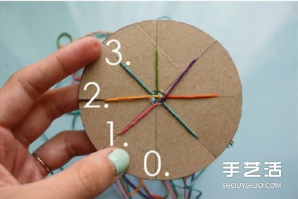 利用紙板編出漂亮手鏈?zhǔn)掷K的方法圖解教程 -  rpnrmr.com