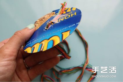 利用紙板編出漂亮手鏈?zhǔn)掷K的方法圖解教程 -  rpnrmr.com
