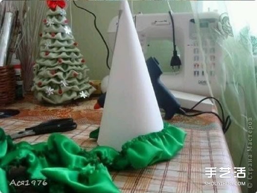 簡(jiǎn)單立體絲綢圣誕樹的制作方法圖解教程 -  rpnrmr.com