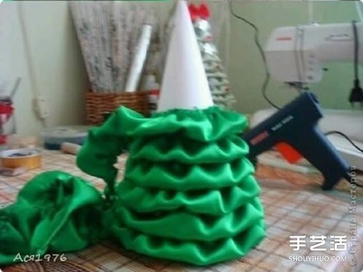 簡(jiǎn)單立體絲綢圣誕樹的制作方法圖解教程 -  rpnrmr.com