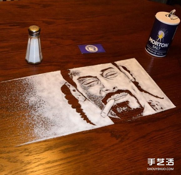 鹽不只能拿來炒菜 藝術(shù)家用鹽創(chuàng)作逼真肖像畫 -  rpnrmr.com