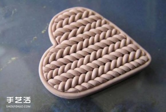 用軟陶或粘土DIY制作編織風(fēng)愛心胸針的方法 -  rpnrmr.com