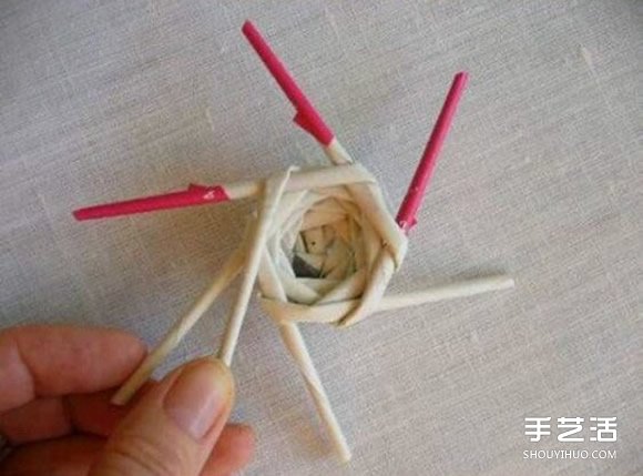 廢舊報(bào)紙編球的方法 編織球用報(bào)紙DIY制作 -  rpnrmr.com