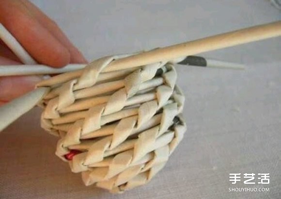廢舊報(bào)紙編球的方法 編織球用報(bào)紙DIY制作 -  rpnrmr.com