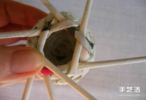 廢舊報(bào)紙編球的方法 編織球用報(bào)紙DIY制作 -  rpnrmr.com