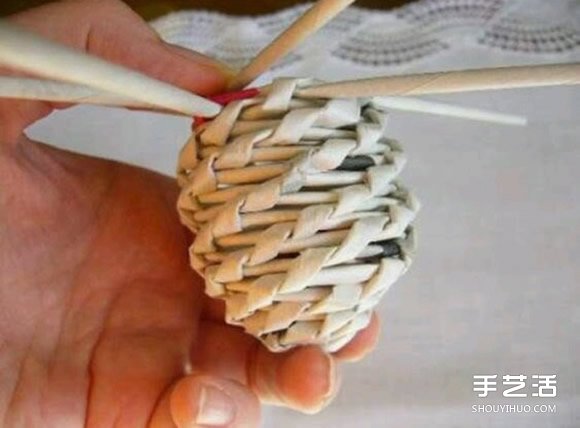 廢舊報(bào)紙編球的方法 編織球用報(bào)紙DIY制作 -  rpnrmr.com
