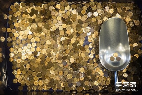 幾萬(wàn)個(gè)一分錢硬幣鋪成地板 金閃閃的好土豪啊 -  rpnrmr.com
