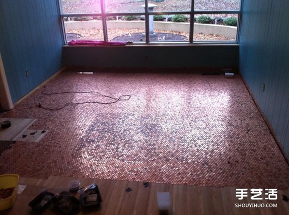 幾萬(wàn)個(gè)一分錢硬幣鋪成地板 金閃閃的好土豪啊 -  rpnrmr.com