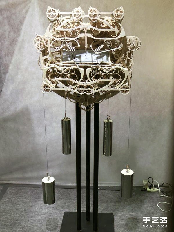 藝術(shù)系學(xué)生用四百片可動(dòng)零件做成木頭機(jī)械鐘 -  rpnrmr.com