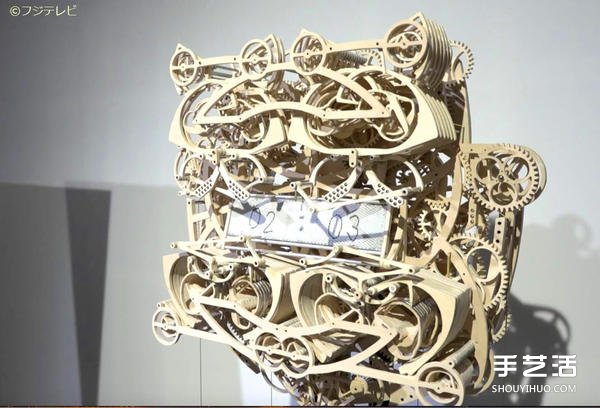 藝術(shù)系學(xué)生用四百片可動(dòng)零件做成木頭機(jī)械鐘 -  rpnrmr.com