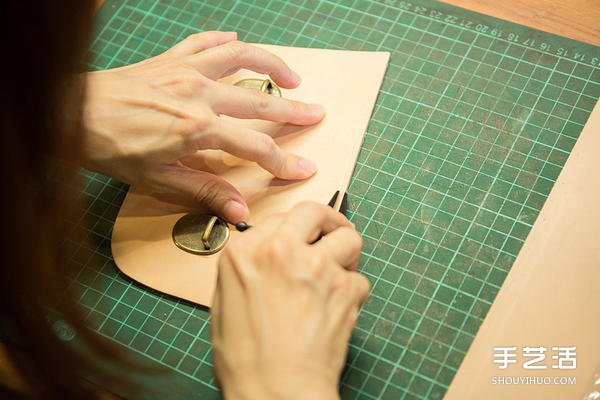 暖暖日式經(jīng)典皮革小書(shū)包DIY手工制作圖解教程 -  rpnrmr.com