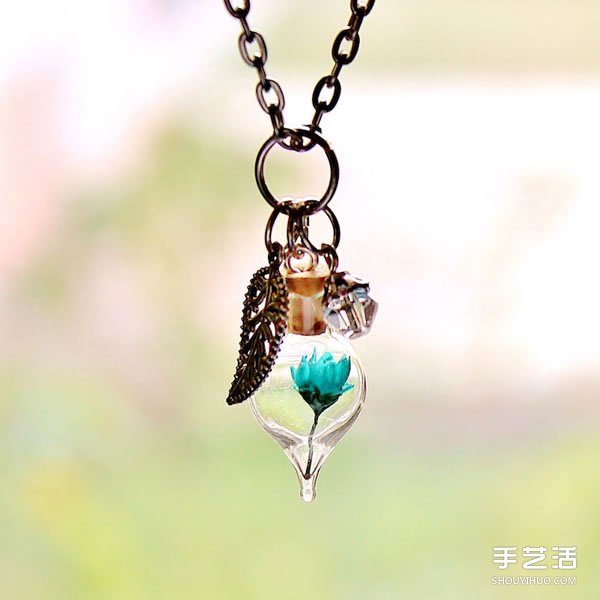 手作飾品：把干燥花放進(jìn)玻璃容器中制成的項(xiàng)鏈 -  rpnrmr.com