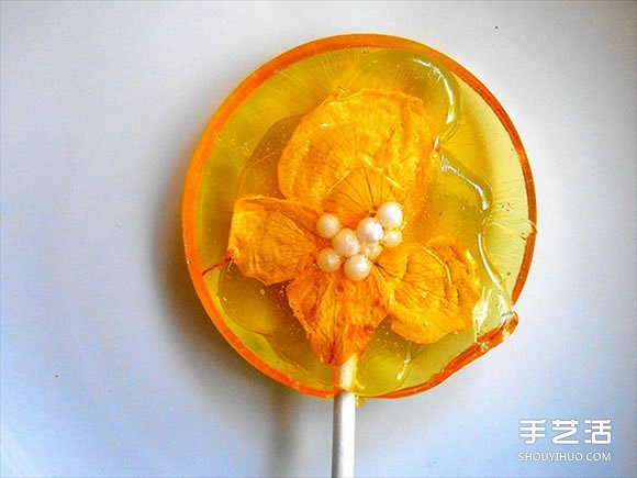 把花瓣藏進(jìn)棒棒糖里 賞心悅目的花朵甜點(diǎn)DIY -  rpnrmr.com