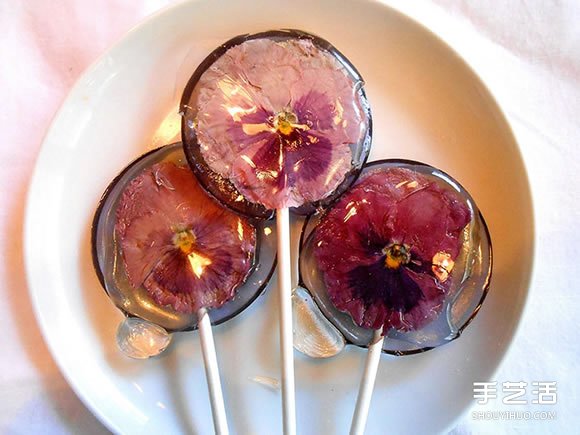 把花瓣藏進(jìn)棒棒糖里 賞心悅目的花朵甜點(diǎn)DIY -  rpnrmr.com