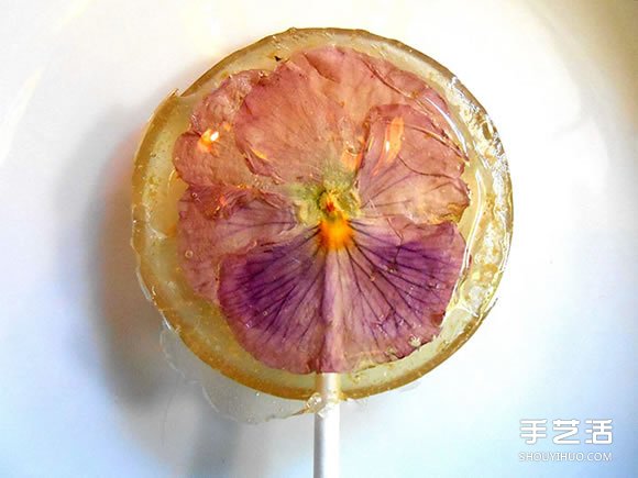 把花瓣藏進(jìn)棒棒糖里 賞心悅目的花朵甜點(diǎn)DIY -  rpnrmr.com