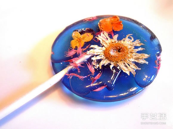 把花瓣藏進(jìn)棒棒糖里 賞心悅目的花朵甜點(diǎn)DIY -  rpnrmr.com