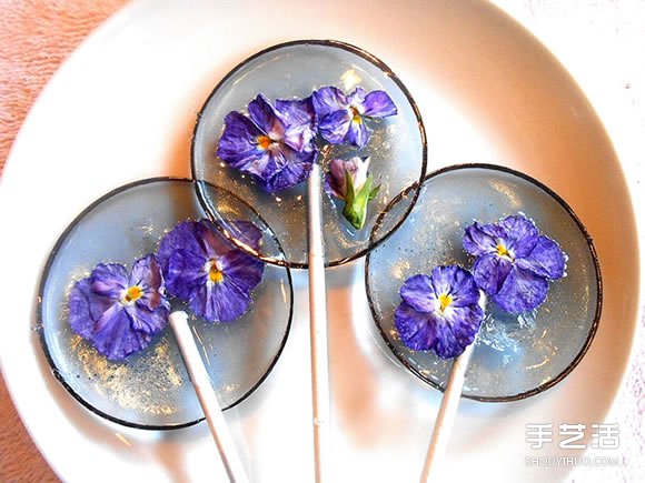 把花瓣藏進(jìn)棒棒糖里 賞心悅目的花朵甜點(diǎn)DIY -  rpnrmr.com