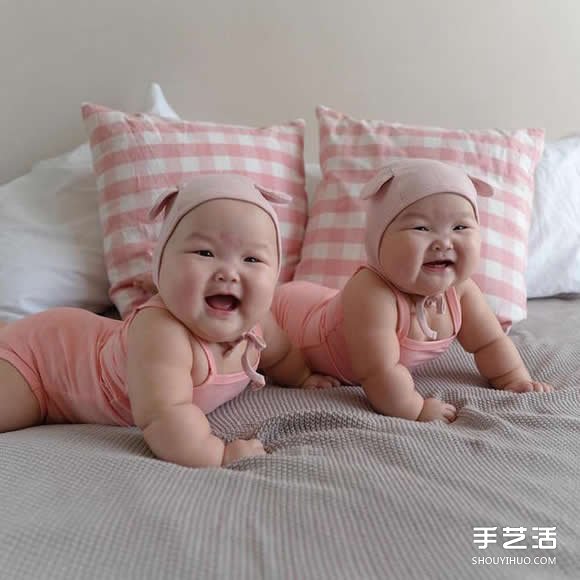8 個月大的當紅明星 早產(chǎn)孿生姐妹花攝影照片 -  rpnrmr.com
