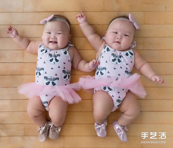 8 個月大的當紅明星 早產(chǎn)孿生姐妹花攝影照片 -  rpnrmr.com