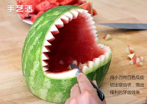 簡單西瓜雕刻擺成鯊魚果盤的制作方法教程 -  rpnrmr.com