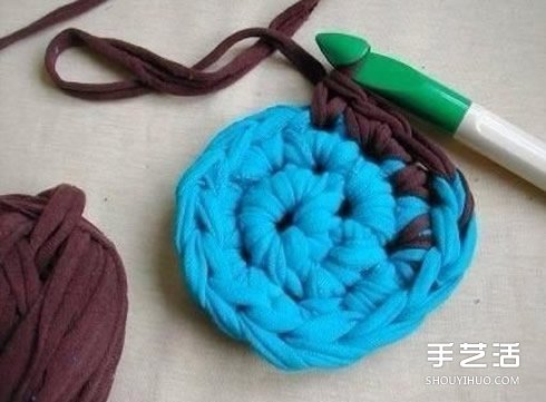 舊T恤編織地毯的方法步驟 漂亮的圓形地毯DIY -  rpnrmr.com