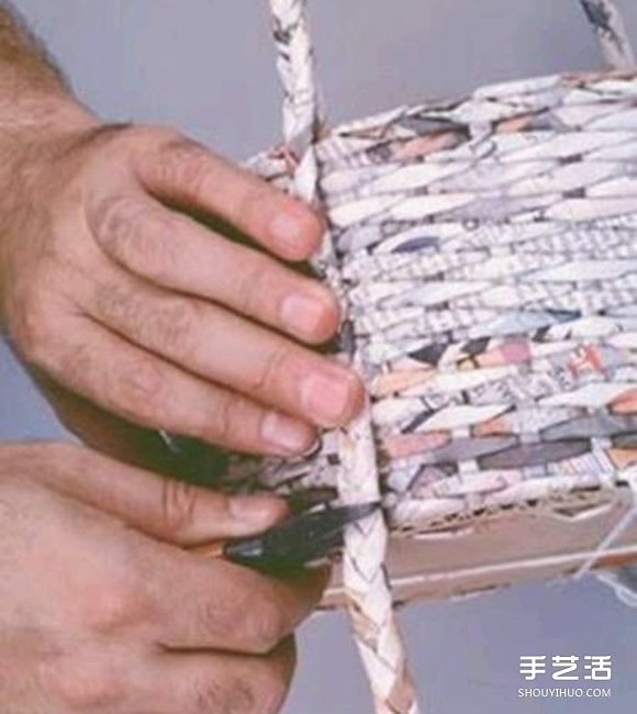 舊報紙編籃子的方法 用硬紙板作為籃子的底部 -  rpnrmr.com