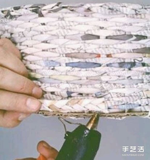 舊報紙編籃子的方法 用硬紙板作為籃子的底部 -  rpnrmr.com