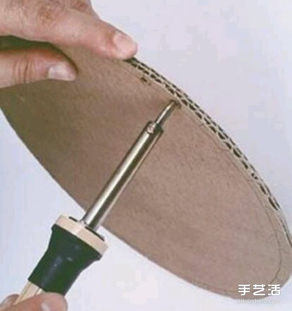 舊報紙編籃子的方法 用硬紙板作為籃子的底部 -  rpnrmr.com